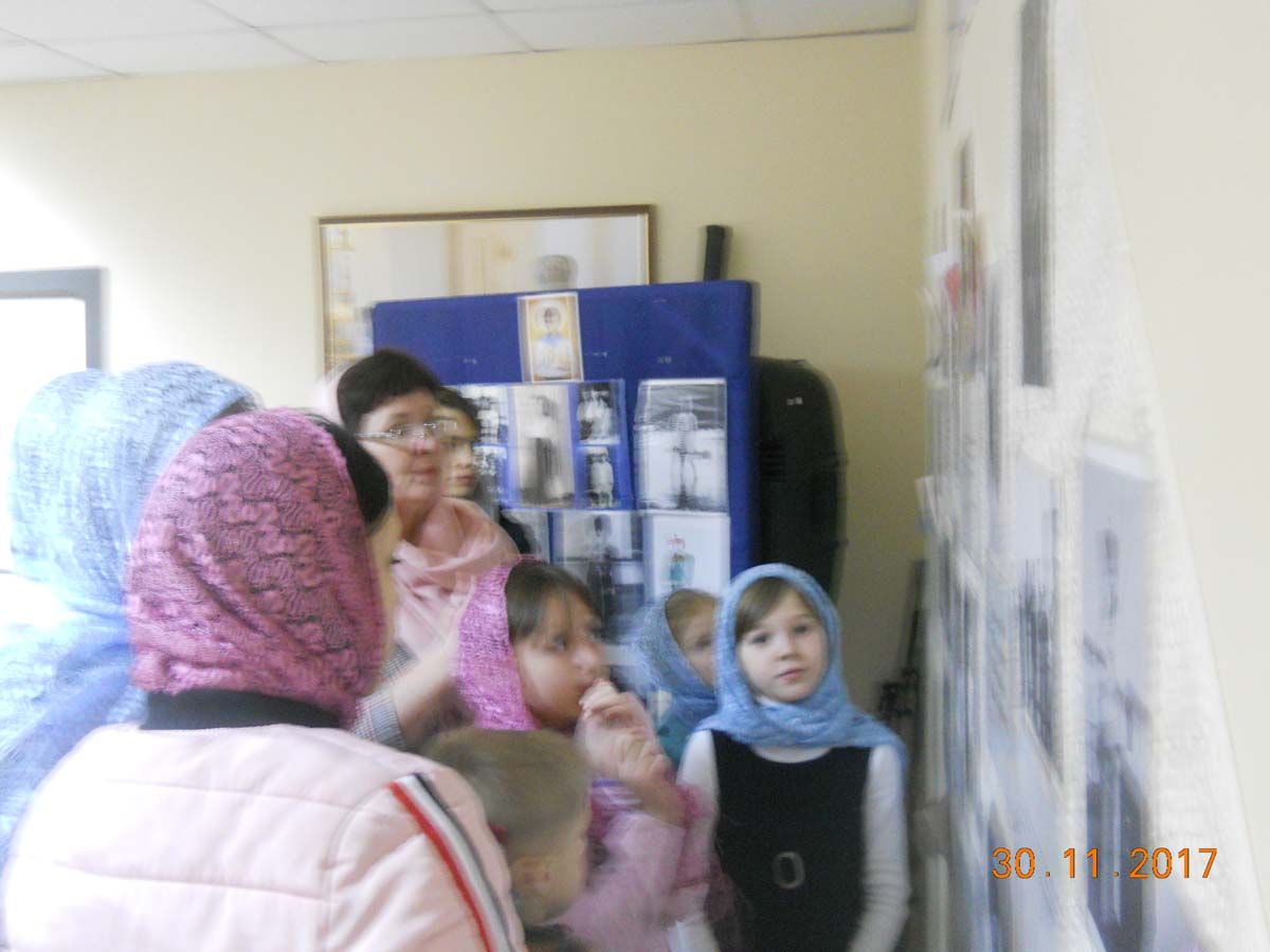 Воспитанники приюта «Надежда» посетили фотовыставку «Святые царственные страстотерпцы – идеал христианской семьи»
